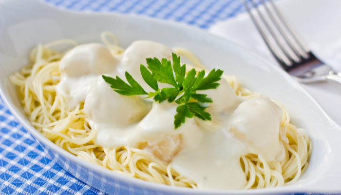 Macarrão Regado ao Molho Branco - Prático e Delicioso